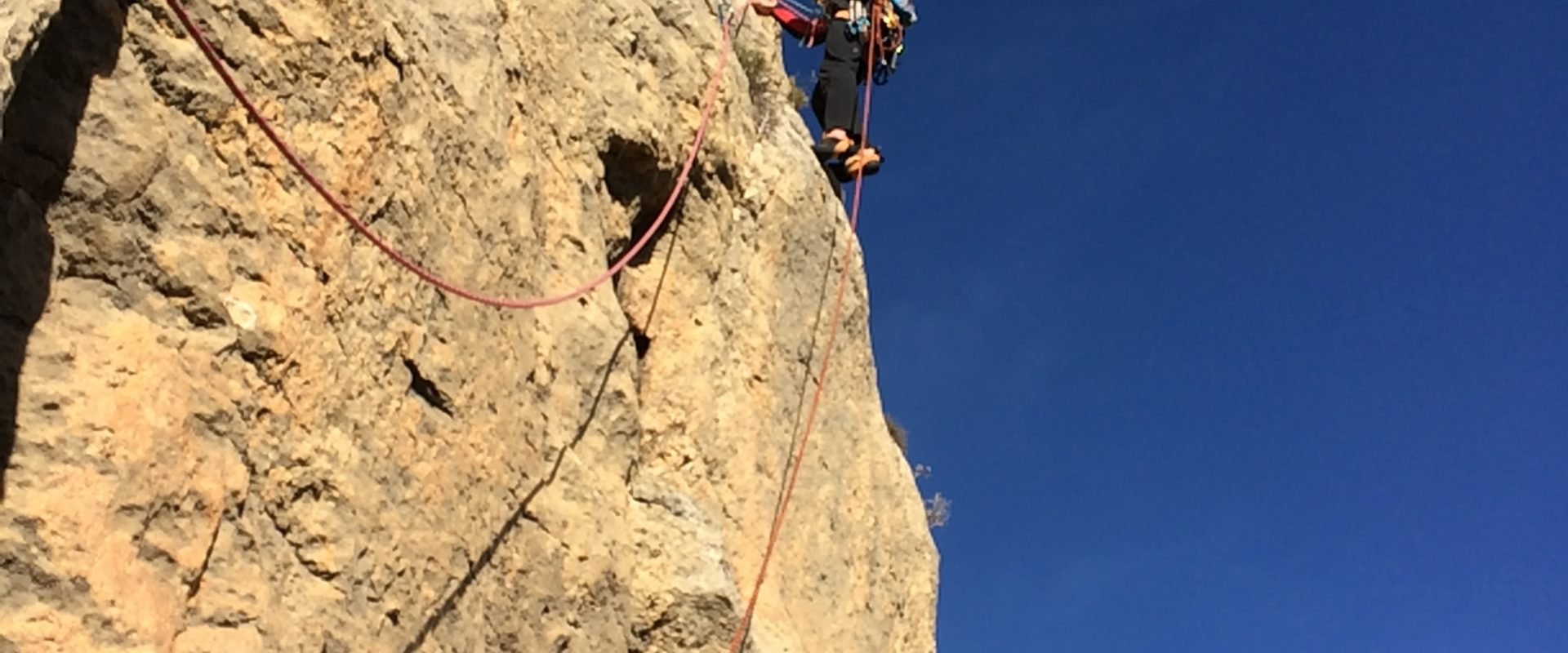 Escalade en libre de Despertaferro sur la paroi d’Aragon à Montrebei