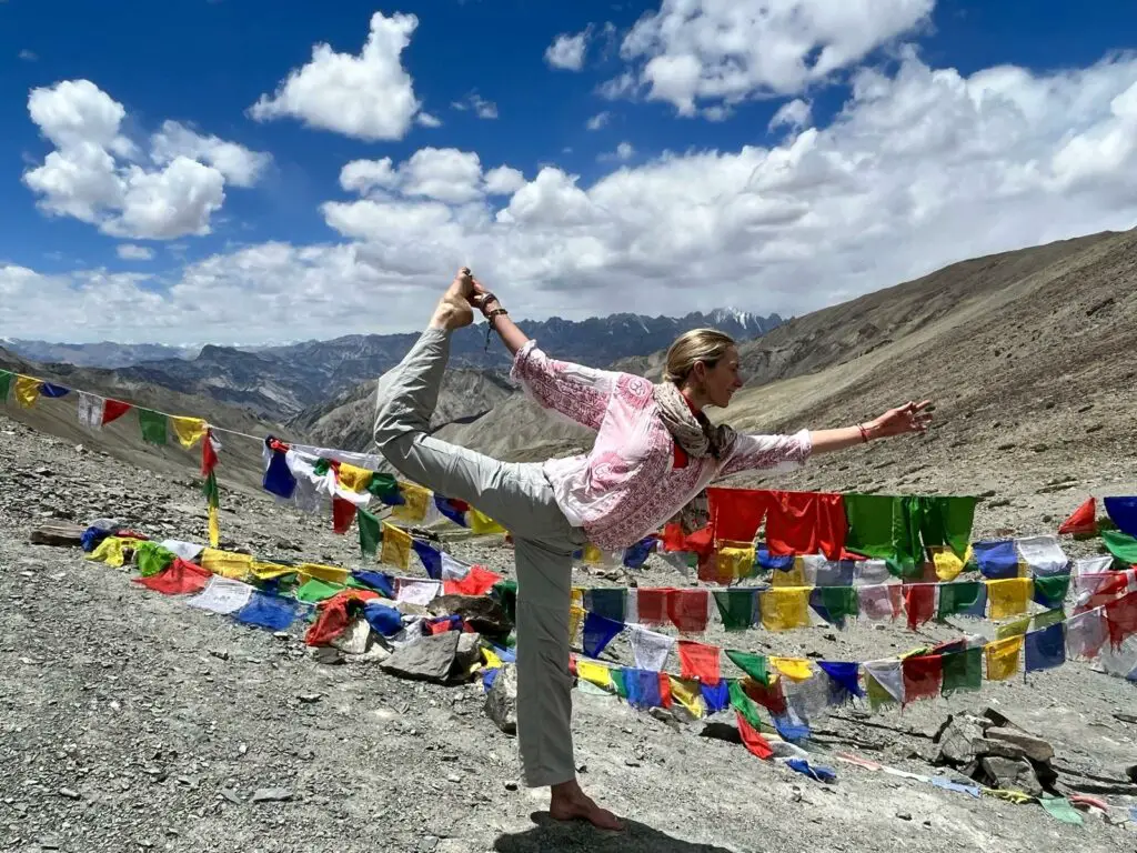 Christelle de Harmonyogas en posture Yoga au Népal