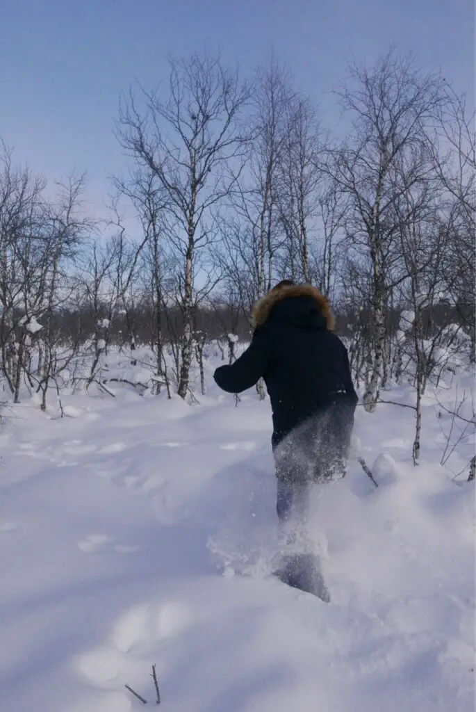 le plaisir de randonner dans la neige en raquette à neige