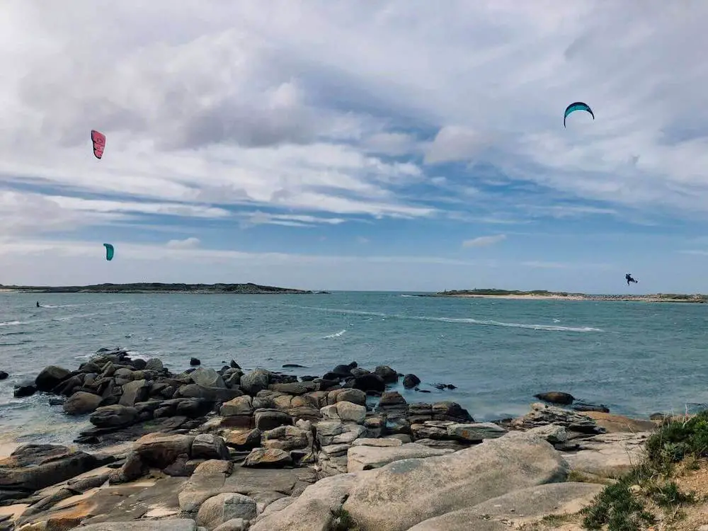 Personnes pratiquant le kitesurf en Bretagne