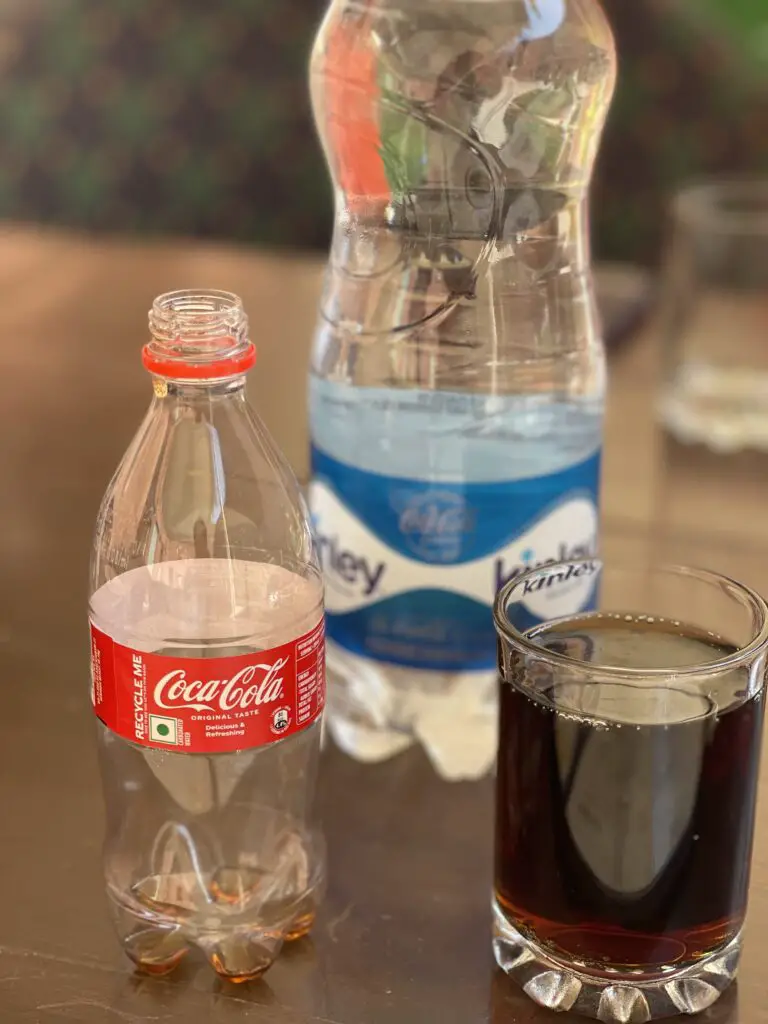 boire eau en bouteille et coca en inde