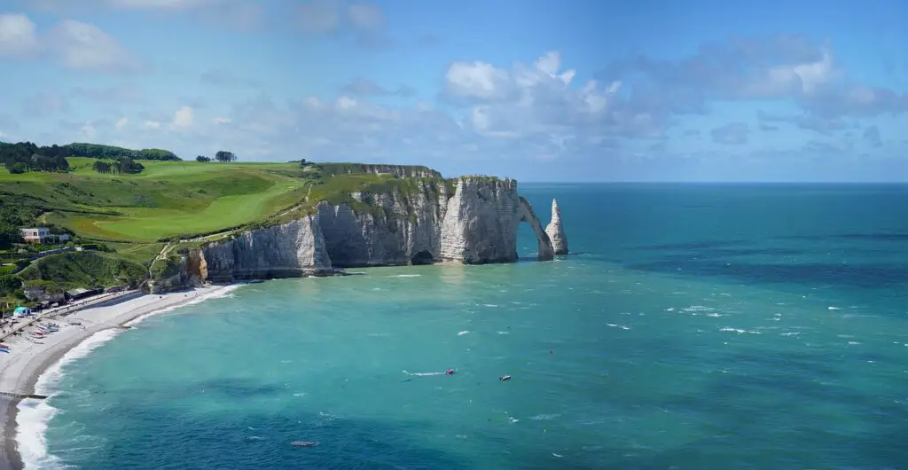 Falaise d'etretat parmi les plus belles plages des cotes françaises