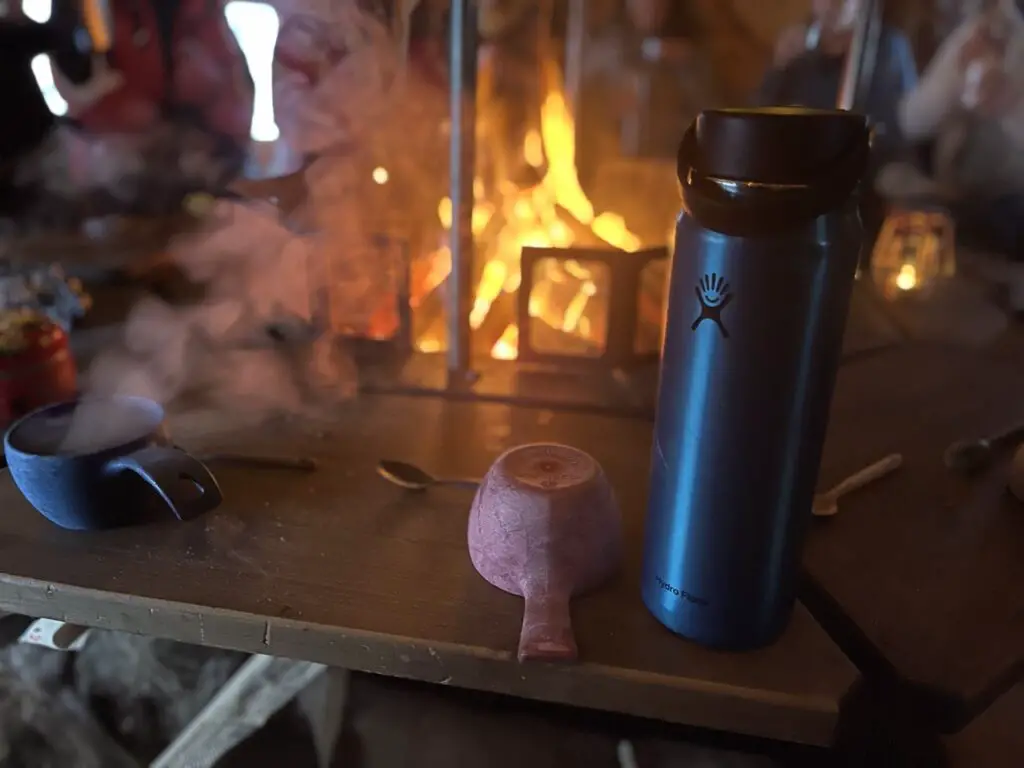 boire un yogi tea en laponie suédoise au coin du feu