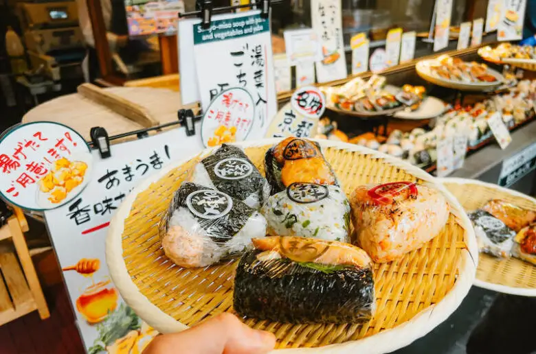 Les onigiri, une spécialité japonaise qui se présente sous forme de petits sandwichs de riz