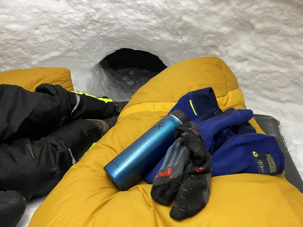 nuit au chaud avec hydro flask dans un igloo en laponie suédoise