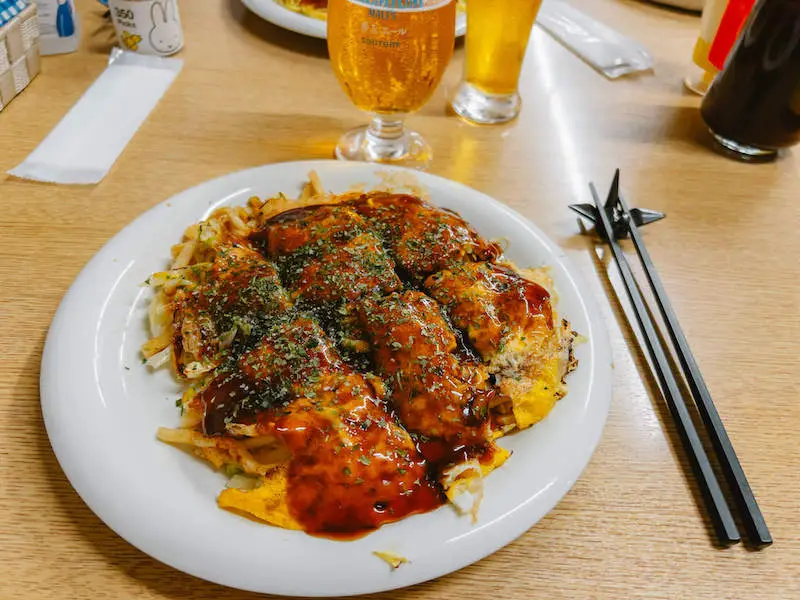 L'okonomiyaki, une spécialité culinaire japonaise