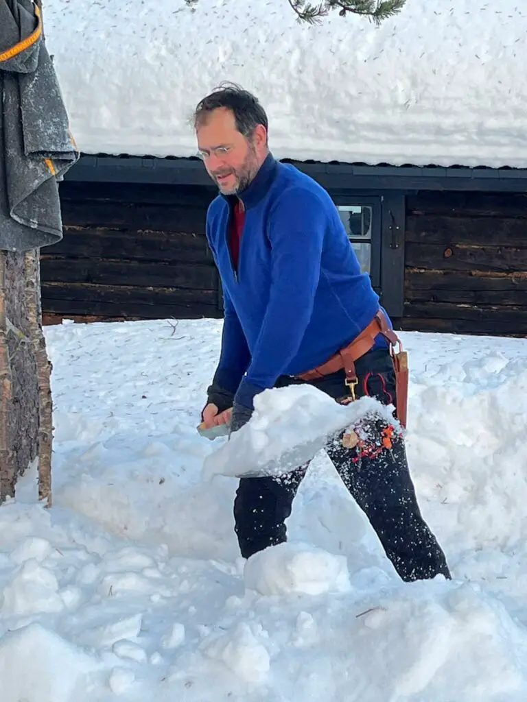 travail à la pelle en laponie suédoise au camp Faravid