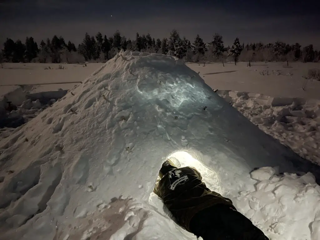 Construction d'un igloo en laponie suédoise pres de kiruna