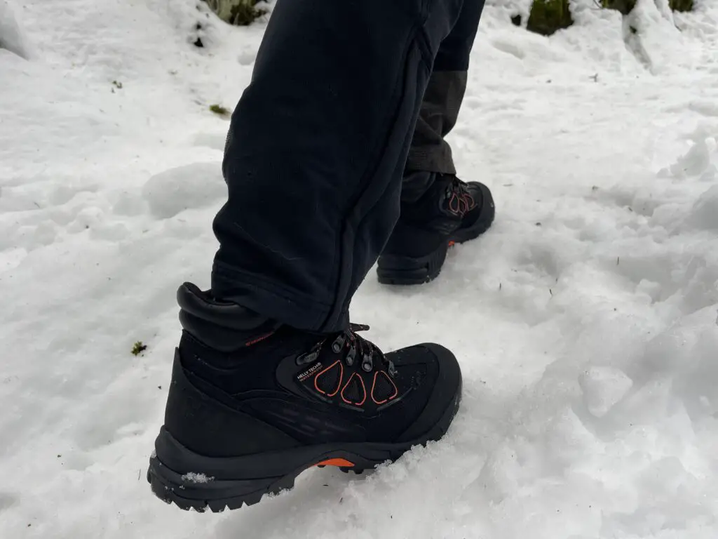 marche sur la neige avec les chaussures de randonnée Helly Hansen