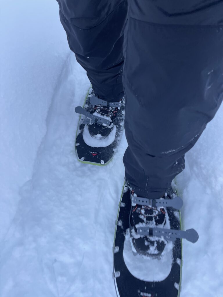 randonnée en raquette avec les chaussures d'hiver Helly Hansen