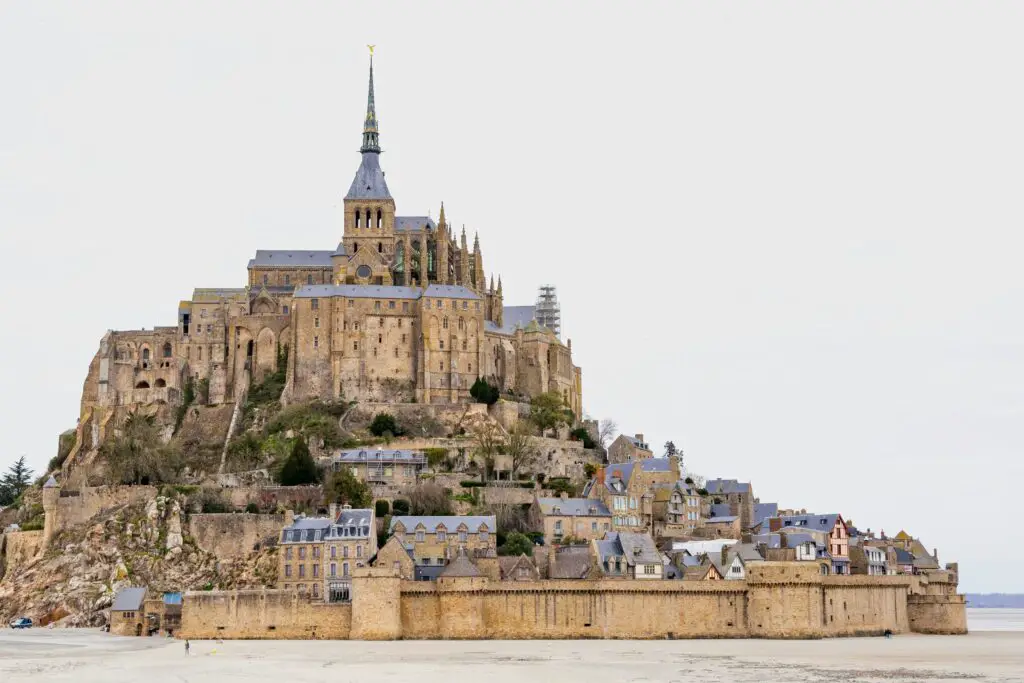 saut en parachute au-dessus du Mont-Saint-Michel