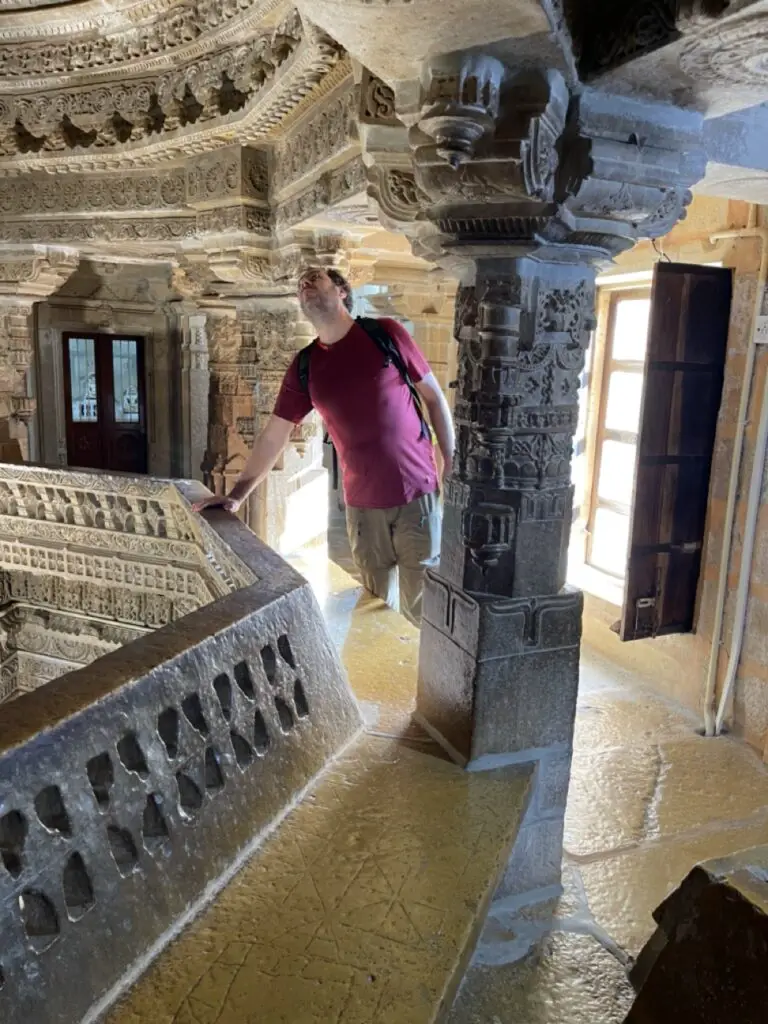 visite d'un temple jain en inde avec un vêtement transhumance en mérinos