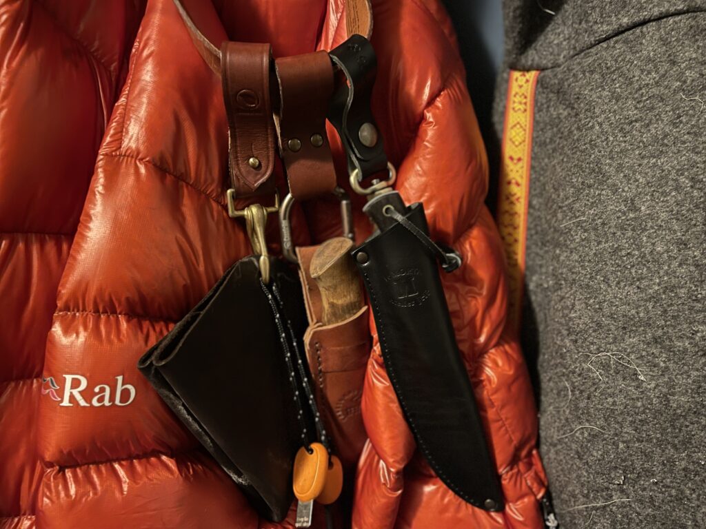 ceinture de trappeur avec le couteau morta et puukko de karesuando