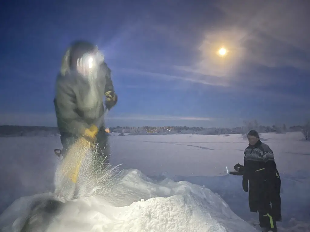 construire un igloo en laponie suédoise