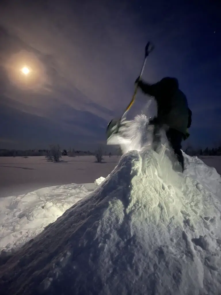 fabriquer un igloo en laponie suédoise