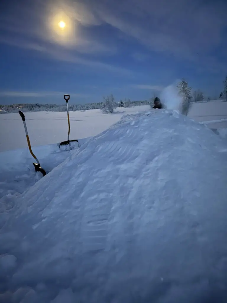 faire un tas de neige pour un igloo