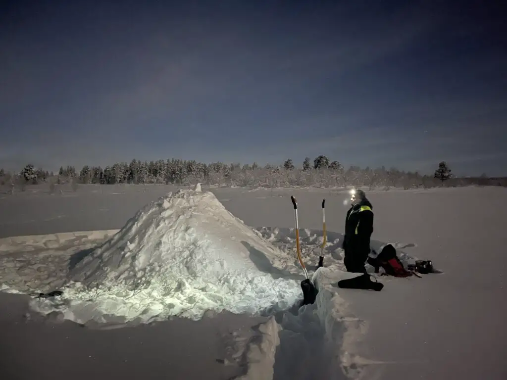 Naissance d'un igloo à kiruna en laponie suédoise