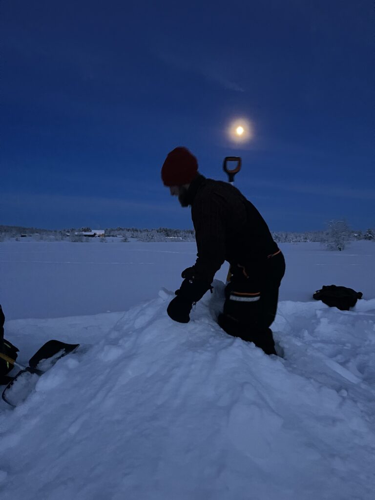 on aplatit la neige pour construire un igloo en laponie suédoise