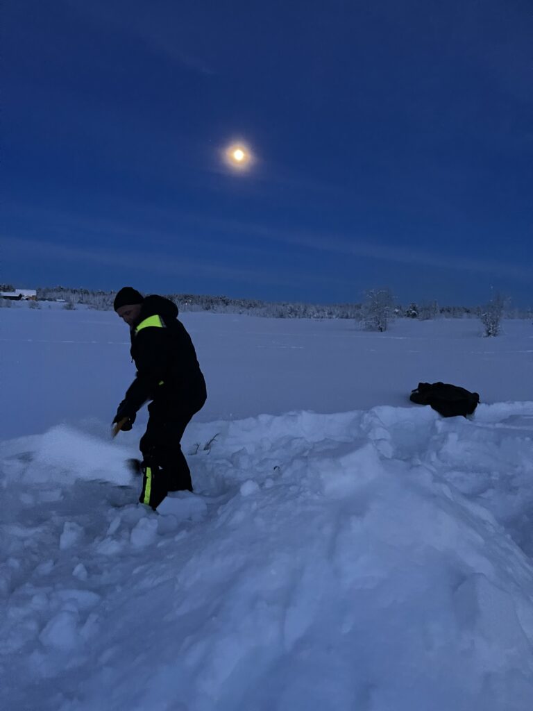 on pelle la neige pour construire un igloo