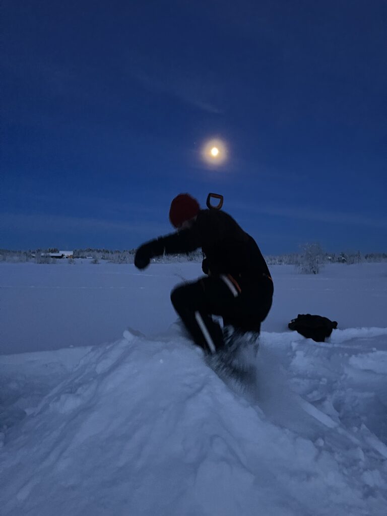 on tasse la neige pour fabriquer un igloo pres de kiruna