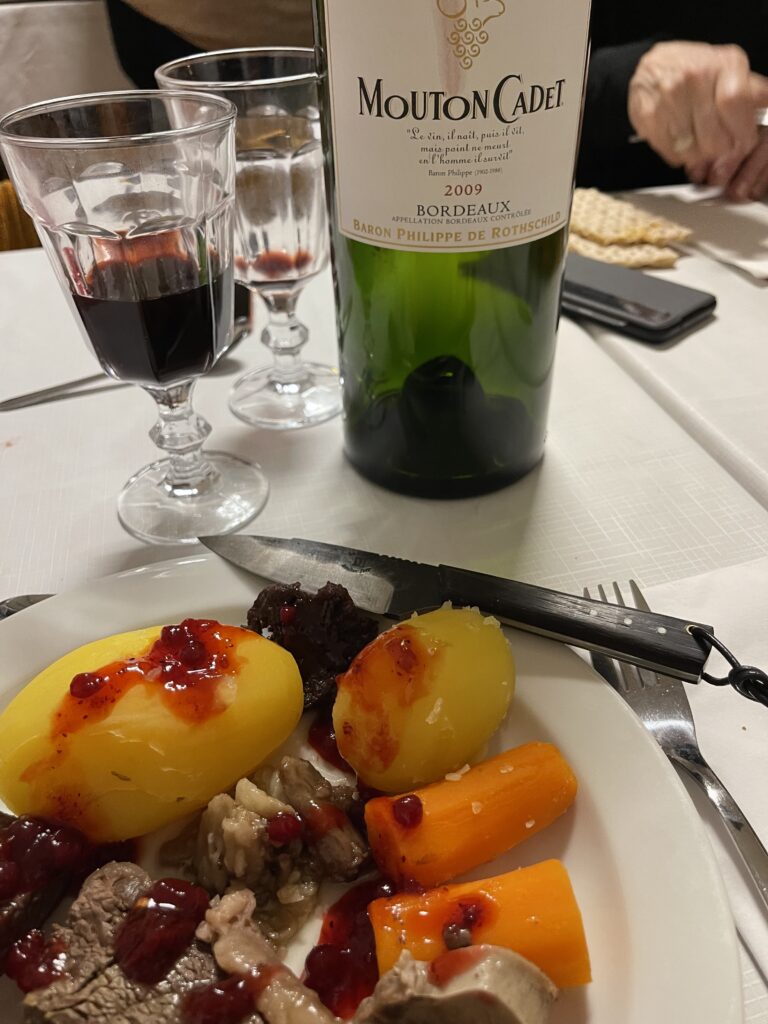 repas de tradition SAMI avec bouteille de vin Mouton cadet 2009