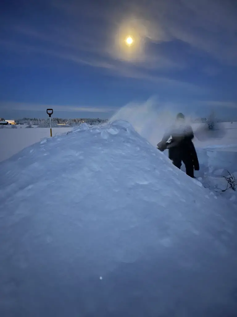 tas de neige pour construire un igloo