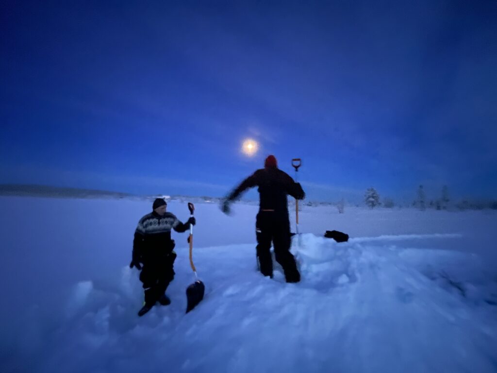 tasser en faisant un rond en partant des bords vers le centre pour construire un igloo