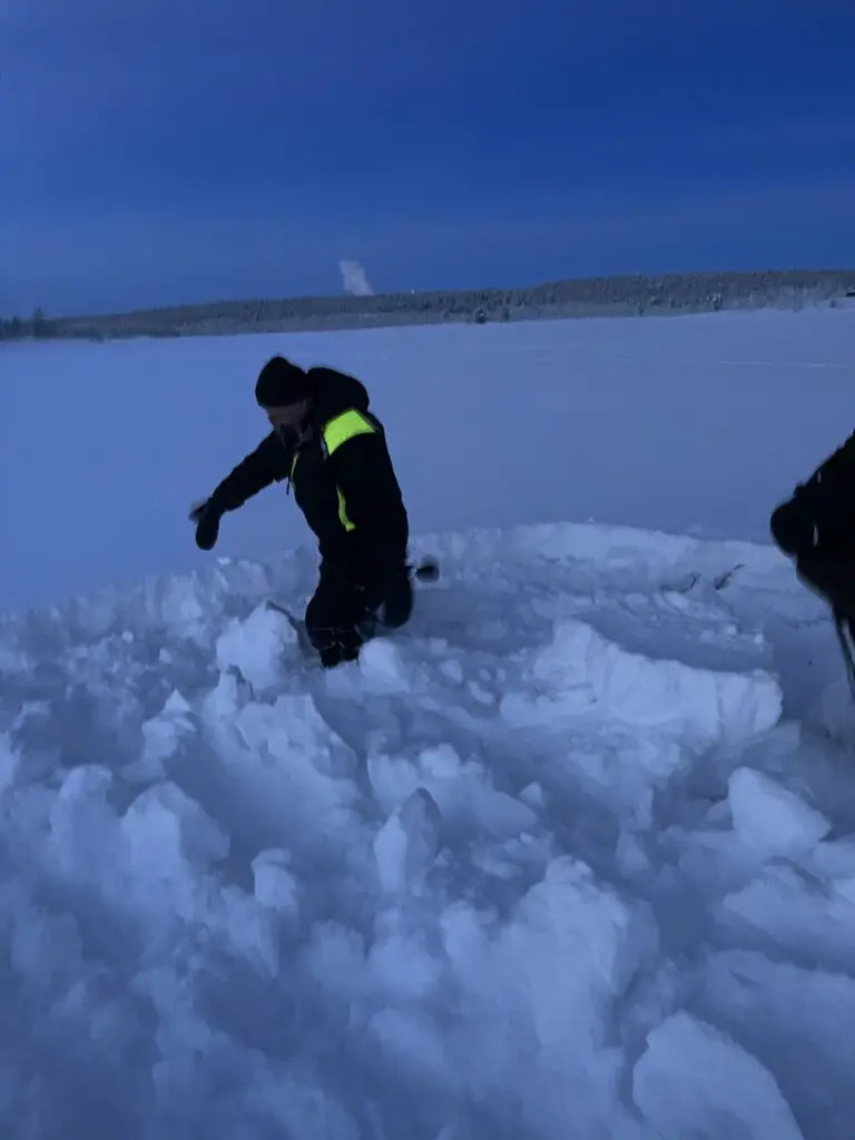 tasser la neige pour construire son igloo