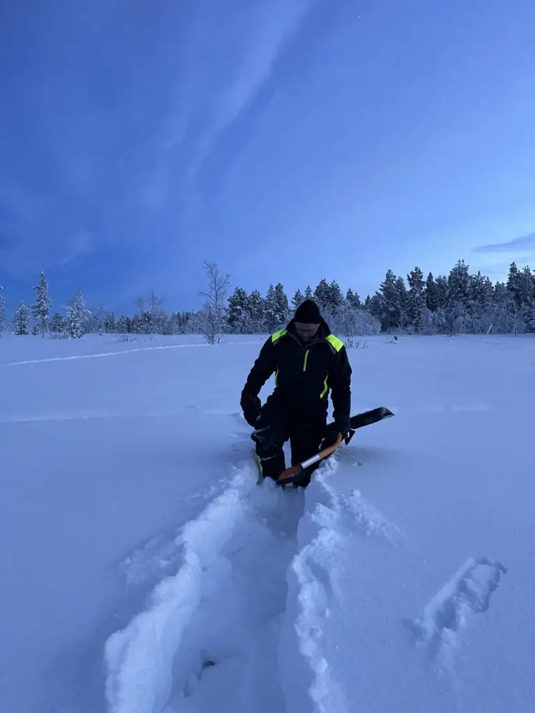 trace dans la neige en raquettes à neige en laponie suédoise