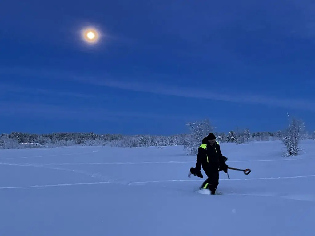 trace dans la neige pour aller construire son igloo