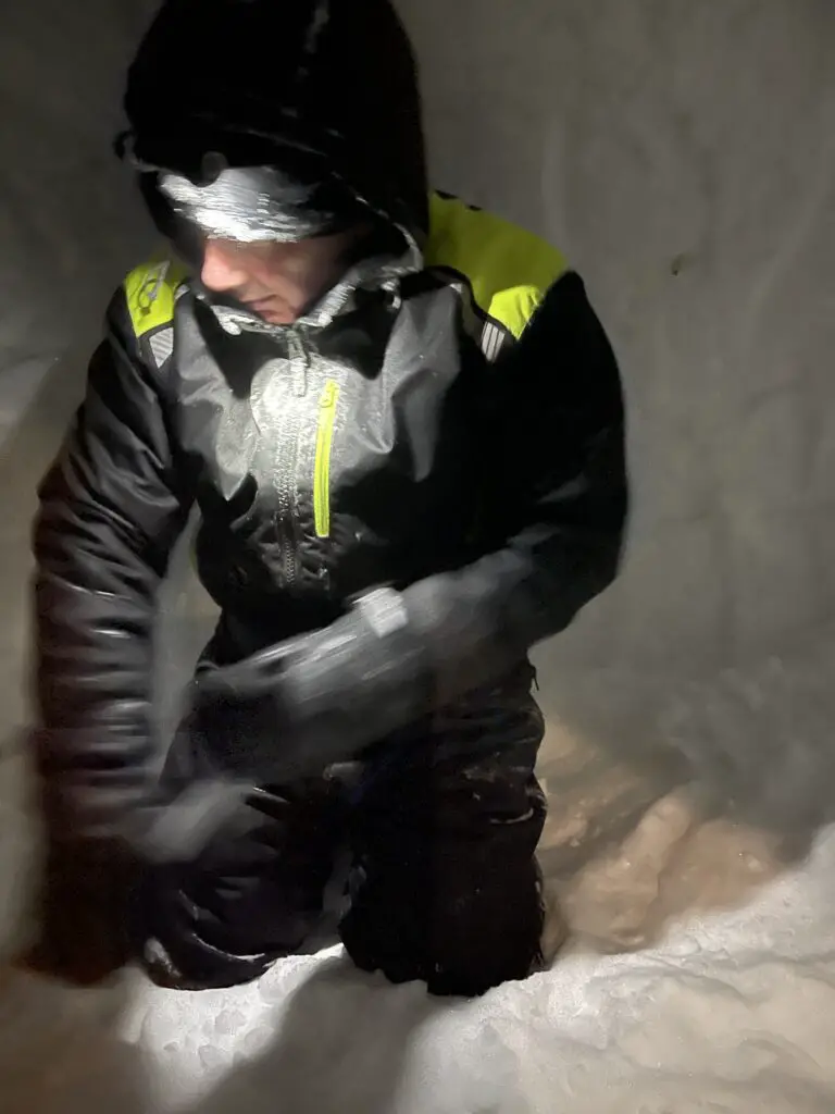 à l'intérieur de l'igloo on creuse