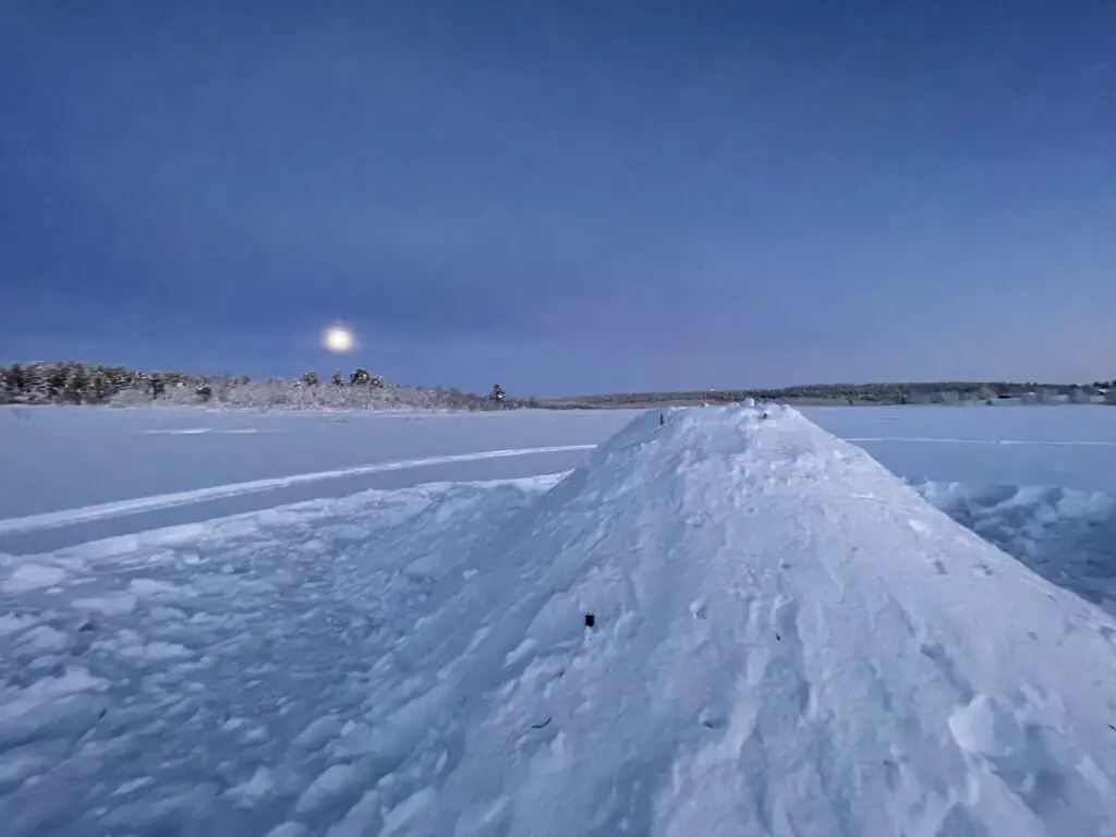 couché de pleine lune sur notre igloo en laponie