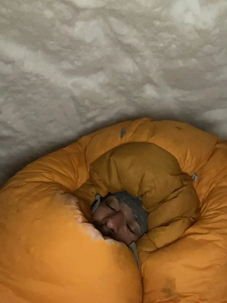 Dormir à -20°C dans un igloo dans un gros sac de couchage mammut