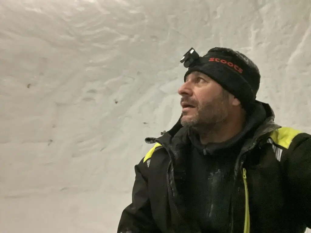 Eclairage à l'intérieur de notre hutte à neige