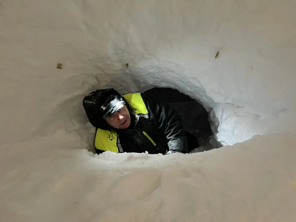 entrée avec fosse à froid de notre igloo en laponie suédoise