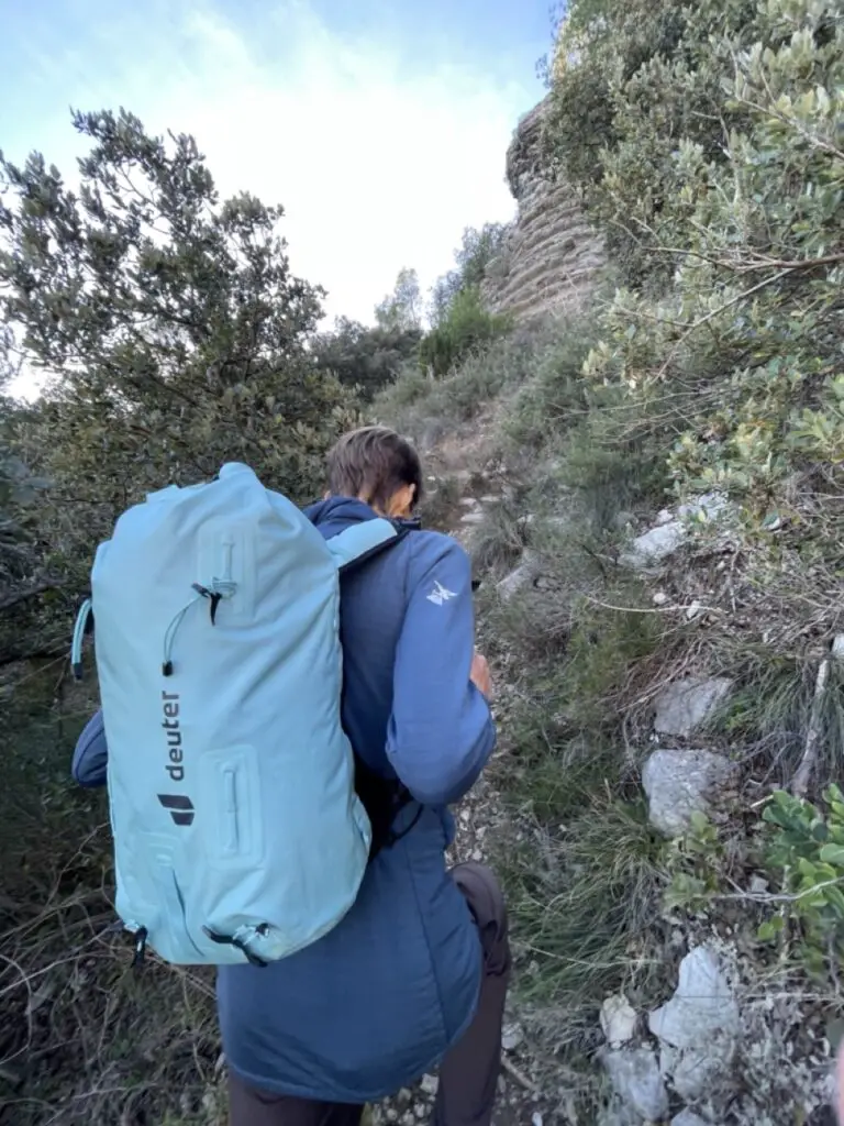 Fast hiking avec le sac trail deuter vertrail 16