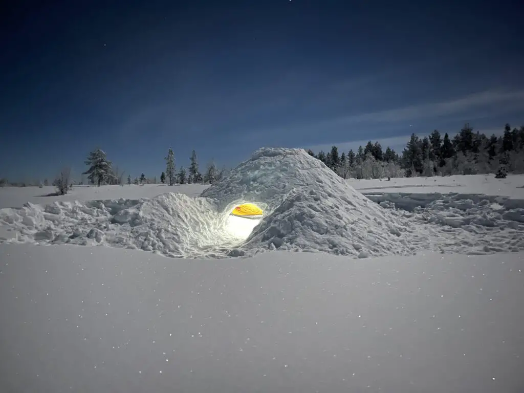 Igloo en laponie suédoise lors d'une nuit de pleine lune