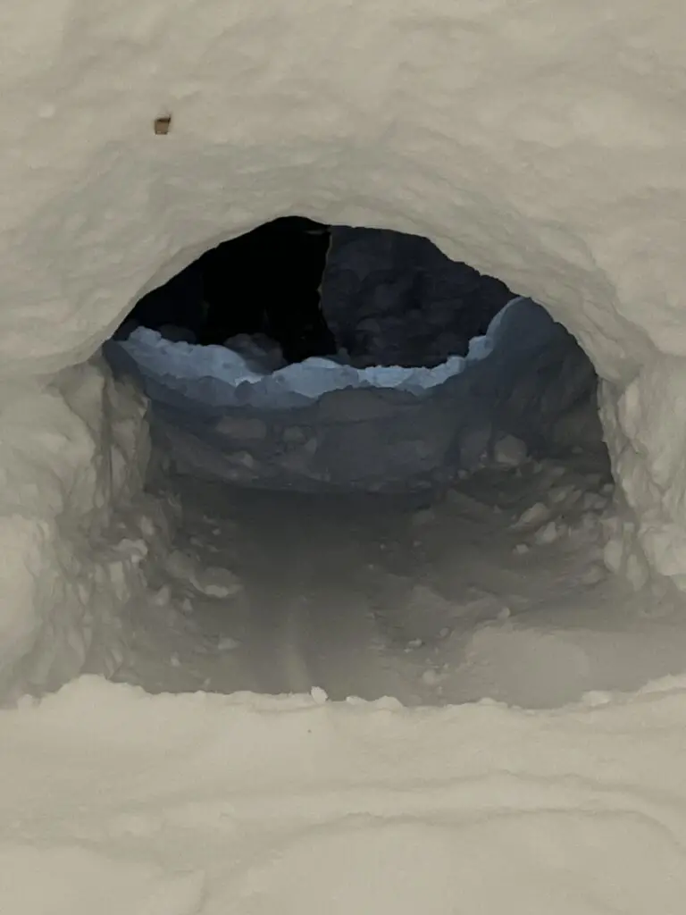 La porte d'entrée de notre igloo et sa fosse à froid