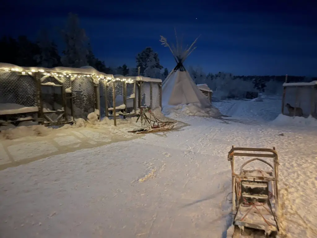 le camp Kiruna husky de nuit