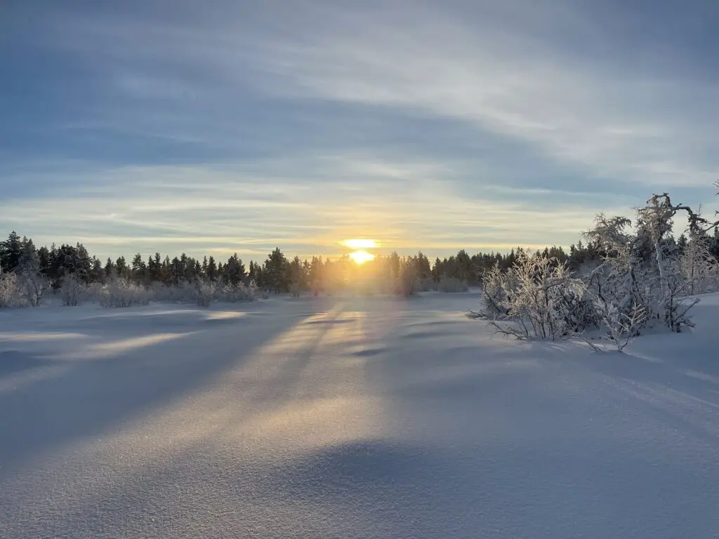 Levé de soleil autour de kiruna en laponie