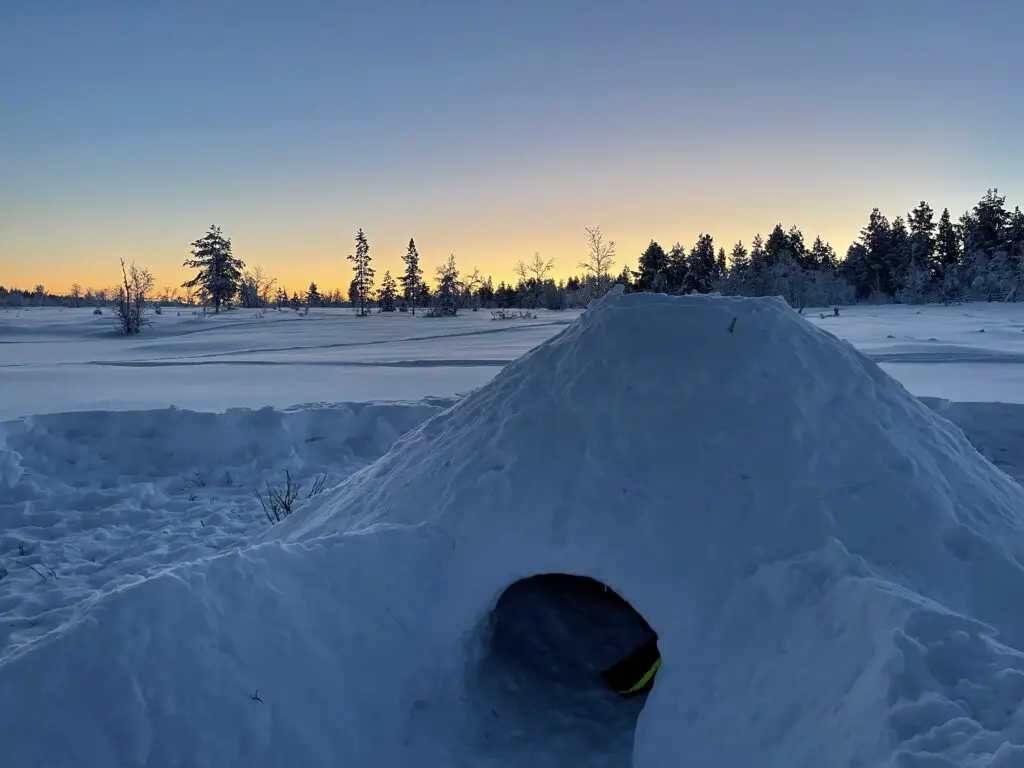 levé du soleil au dessus de notre igloo