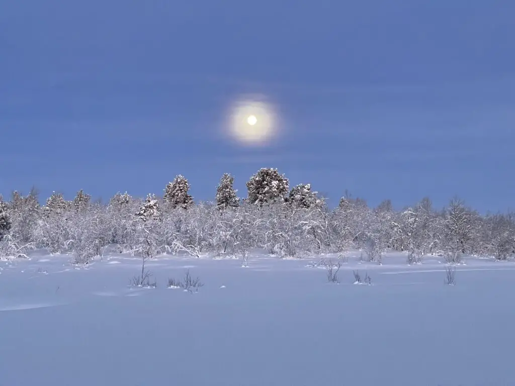 Magnifique pleine lune en laponie suédoise