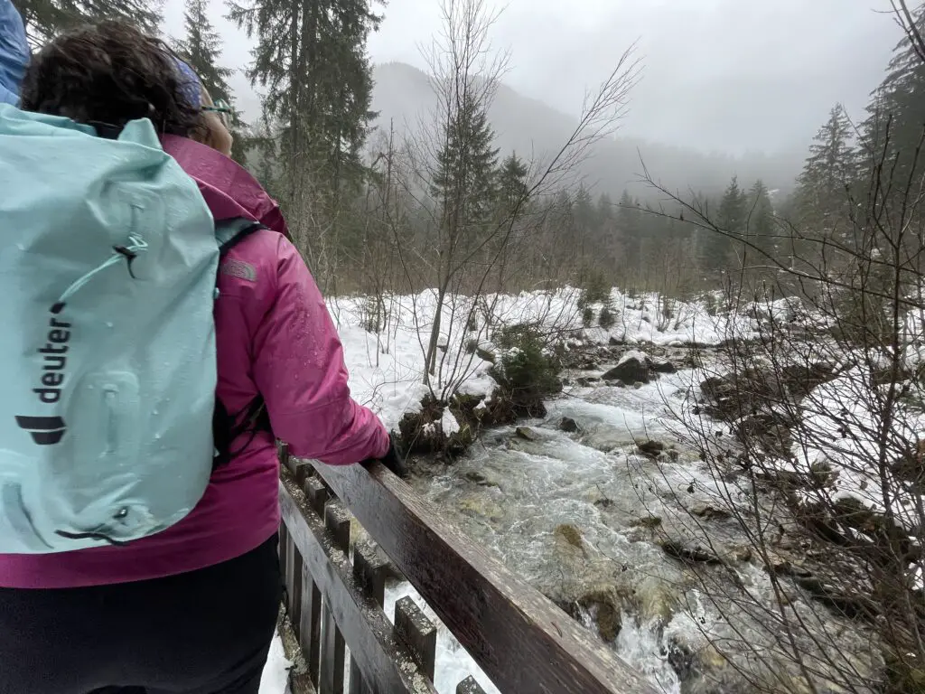 Marche sous la pluie neige dans le Massif de Belledonne avec sac deuter imperméable