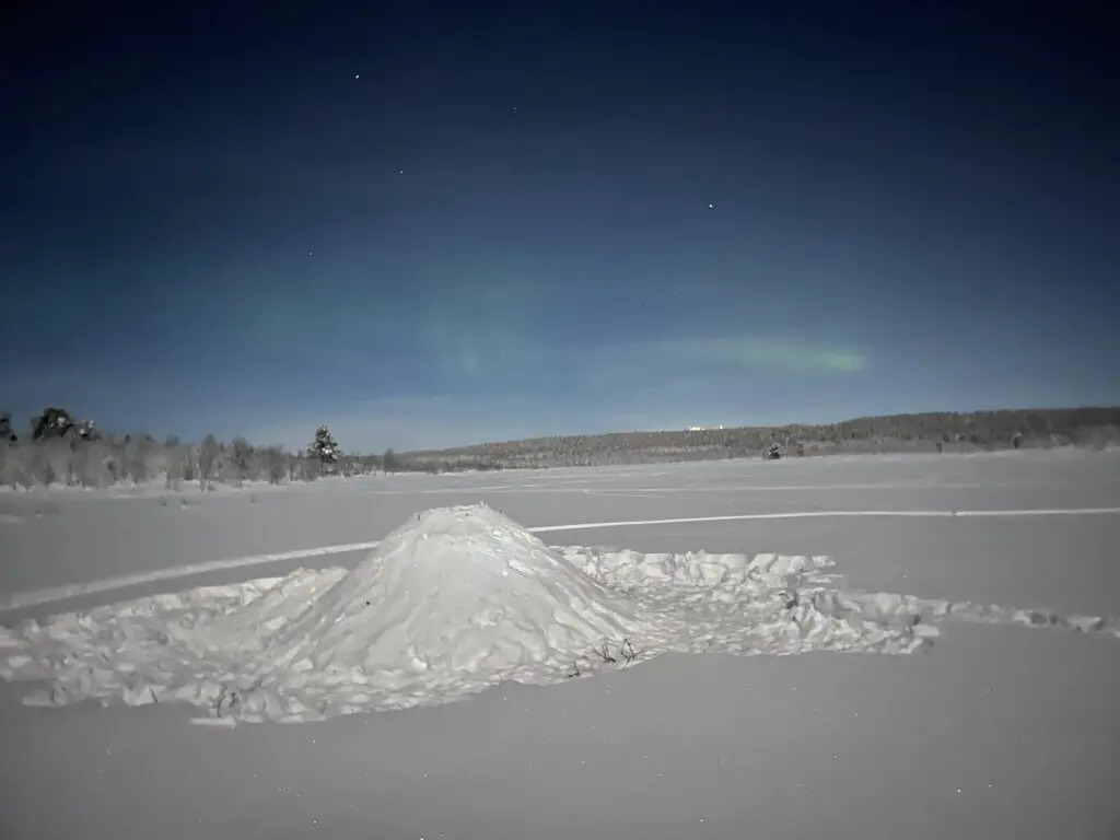 nuit dans un igloo avec des aurores boréales