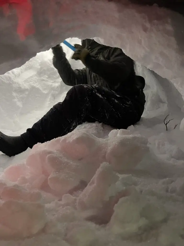 On creuse à l'intérieur de l'igloo