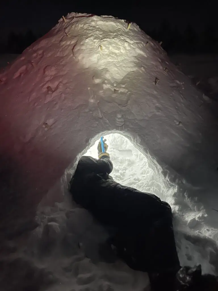 on creuse la porte de notre igloo