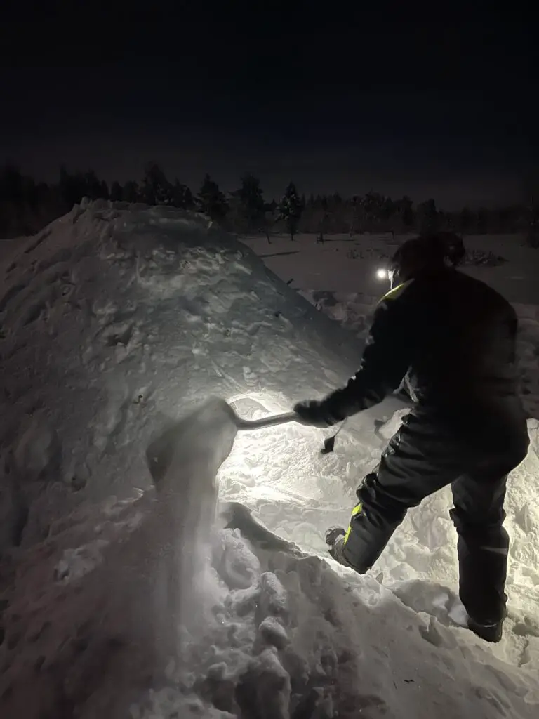 on déblaie le trop de neige devant notre igloo