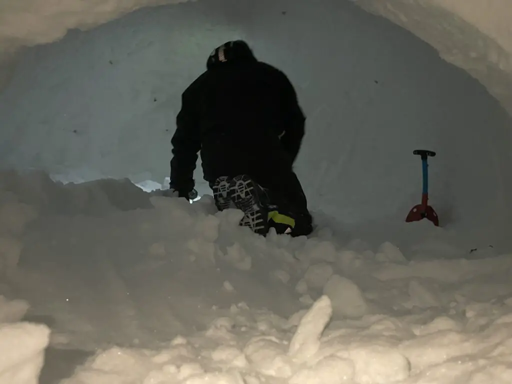 on racle la neige à l'intérieur pour créeer un dome de neige