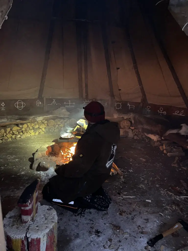 petit dejeuner au feu de bois dans un tipi en laponie