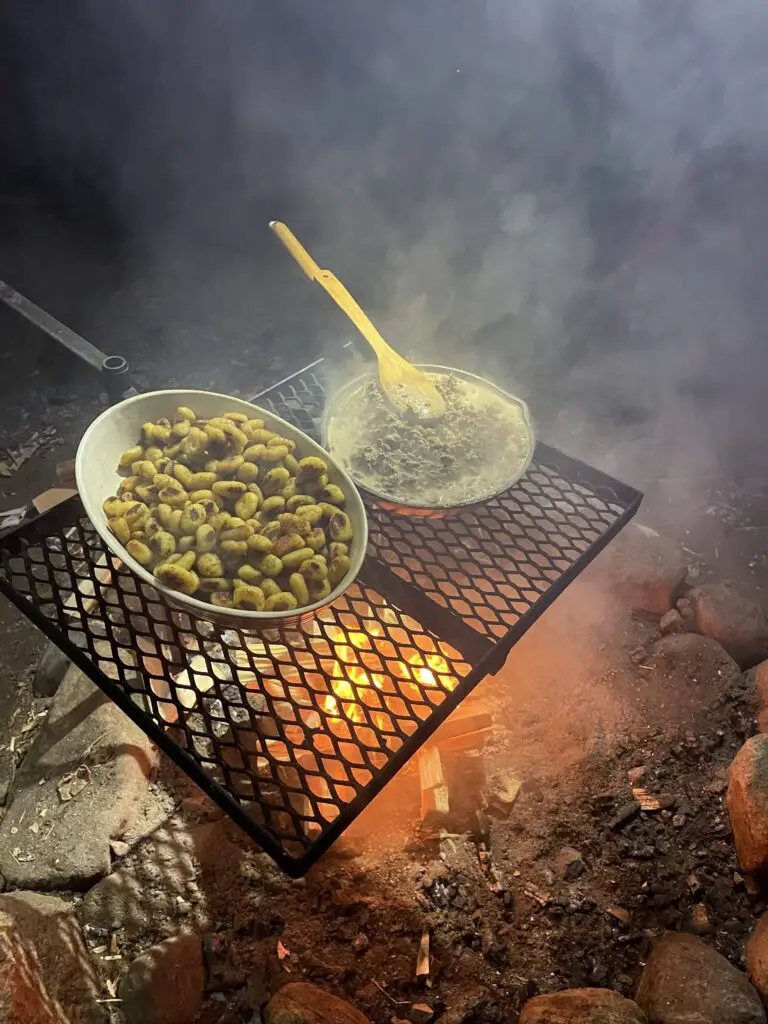 préparation d enotre ragout de rennes au feu de bois